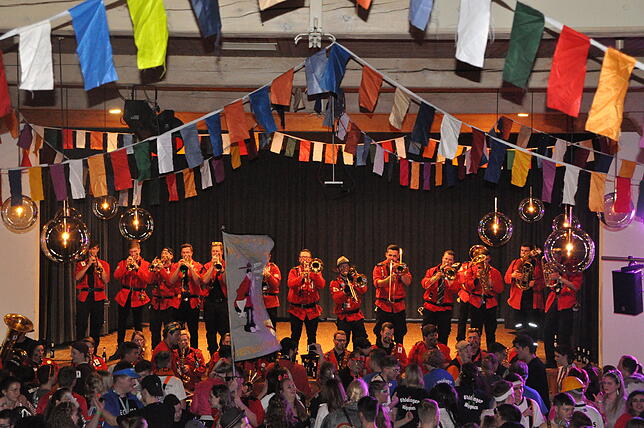 Wenn die 08/15-Band in Bermatingen beim Eröffnungsball der Bärenzuft spielt, ist das ein Heimspiel, denn in Bermatingen und Ahausen ist ...
