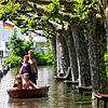 Vier Kinder paddeln im Mai 1999 mit einem Boot über die überflutete Uferpromenade in Unteruhldingen am Bodensee. Bei dem ...