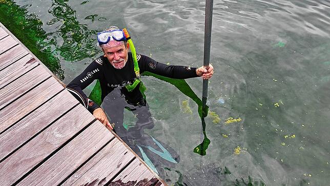 Im Murger Naturerlebnisbad wird statt Technik die Muskelkraft des Bademeisters Rene Flohr genutzt, um die Becken zu reinigen.