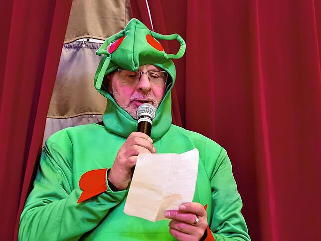 Moderator Thomas Heitele, hier als Heuschrecke, wird neuer Narrenpolizist in Daisendorf.