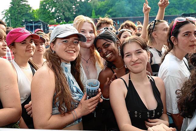 Bild 41: Hier spielt die Musik! Fans tanzen vor den Bühnen beim Campus-Festival 2025