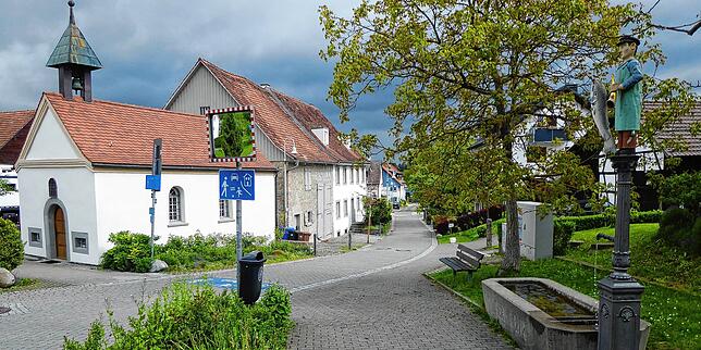 Das Zentrum Eggs, das Unterdorf: Kapelle, Dorfbrunnen und der von der Familie Payer restaurierte Hof liegen an der Bachgasse.