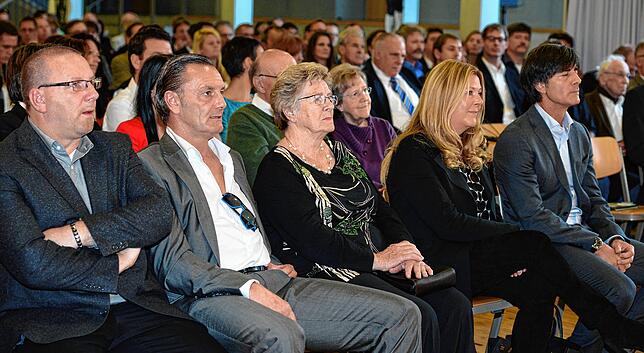 Fußballbundestrainer Joachim Löw (von rechts nach links), seine Frau Daniela Löw, Mutter Hilde Löw und die Brüder des Bundestrainers, ...