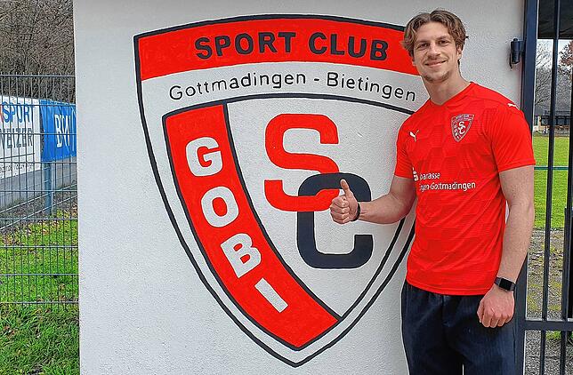 Luca Magro, Innenverteidiger beim Landesligisten SC Gottmadingen-Bietingen, vor dem Vereinslogo am Sportplatz im Katzental.