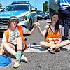 Eileen Blum aus Allensbach (rechts) sitzt am 11. Juli auf der Europastraße (B33) in Konstanz. Sie ist angeklebt an Regina Stephan, deren ...