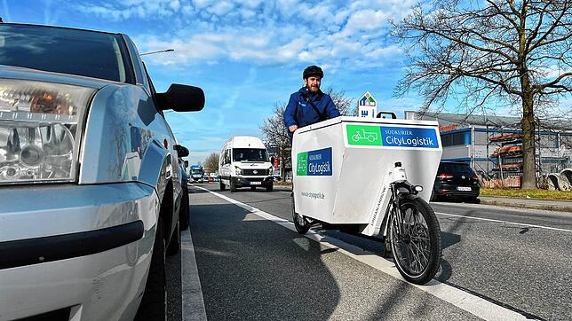 City-Logistik-Fahrradkurier Noah Scheuing fährt auf der Max-Stromeyer-Straße stadteinwärts. Für ihn eine der unsichersten Straßen für ...