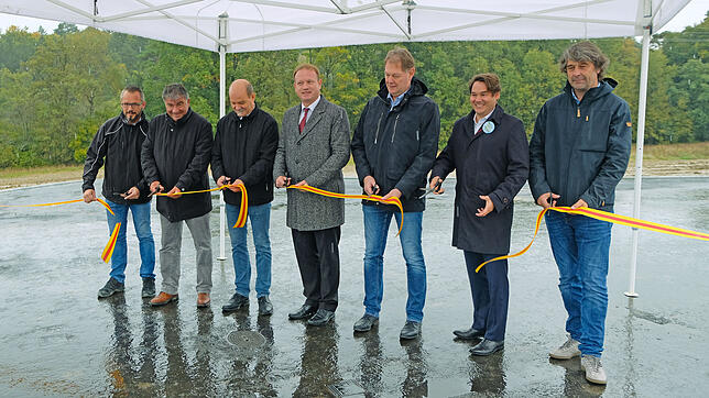 Unter dem schützende Dach im strömenden Regen machten die Protagonisten symbolisch den Weg frei im neu erschlossenen Gewerbegebiet ...