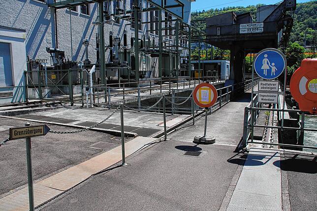 Mal eben schnell beim Kraftwerk Reckingen mit dem Rad oder zu Fuß die Rheinseite wechseln, das ist derzeit nicht möglich. Anders als an ...