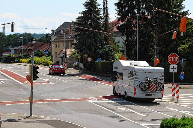 Und noch eine Szene vom 16. August 2019: Der Fahrer dieses Campingwagens fährt von der Bernhardstraße kommend ohne anzuhalten an der ...