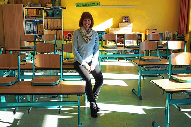 Sonja Dannenberger im Februar 2022 in einem leeren Klassenzimmer. Der Unterricht fiel aus weil es zu viele erkrankte Lehrer gab.