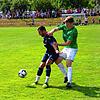 Der Bad Dürrheimer Adrian-Giorgian Dumitru (links) schirmt den Ball ab vor dem Donaueschinger Aaron Mößner. Am ersten Spieltag der ...