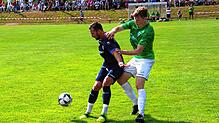 Der Bad Dürrheimer Adrian-Giorgian Dumitru (links) schirmt den Ball ab vor dem Donaueschinger Aaron Mößner. Am ersten Spieltag der ...