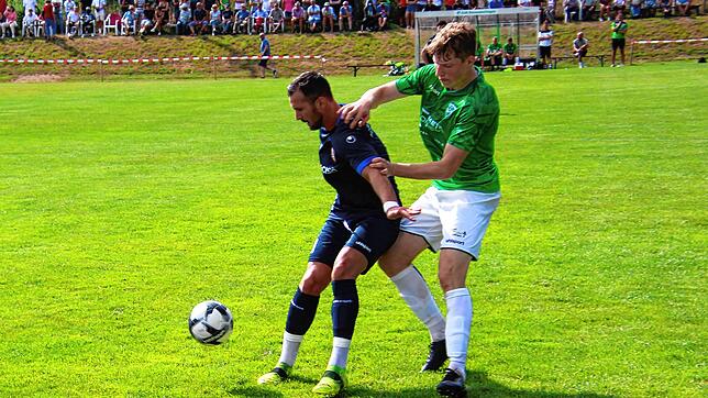 Der Bad Dürrheimer Adrian-Giorgian Dumitru (links) schirmt den Ball ab vor dem Donaueschinger Aaron Mößner. Am ersten Spieltag der ...