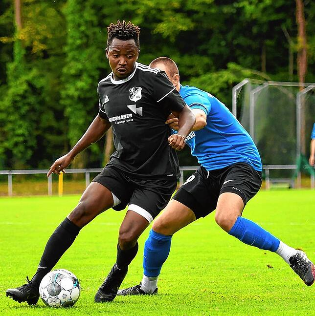 Schwere Aufgabe: Lamin Kanteh und der SV 08 Laufenburg II müssen beim gebeutelten VfB Waldshut antreten.