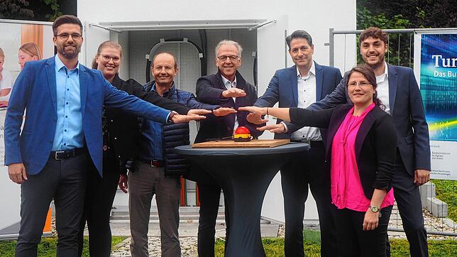 Das Startsignal für den erfolgreichen Abschluss des Breitbandausbaus &bdquo;Weiße Flecken&ldquo; in Engen gaben (von links) ...