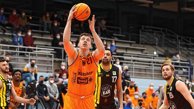 Ex-Panther Till Isemann (am Ball) sorgt jetzt bei Trier für Stabilität.