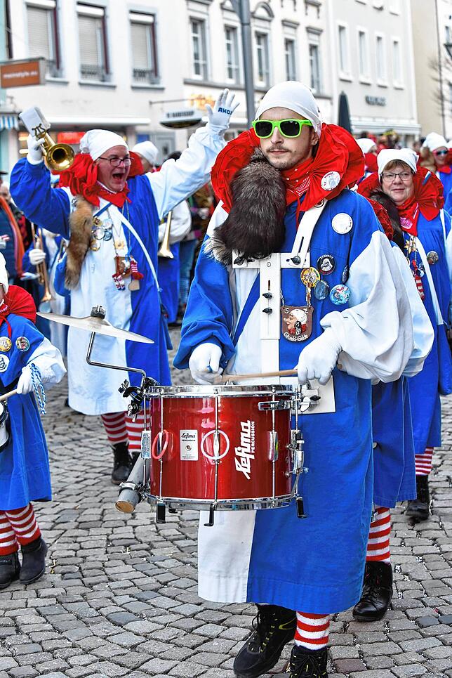 Bild 10: Fasnetmontag in Villingen: Bilder vom blau-weißen  Glonkiumzug