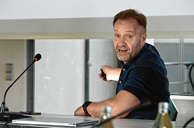 Projektleiter Matthias Weckbach erklärt mit einer Präsentation den neuen Zeitplan für die Wiedereröffnung der Marienschlucht.