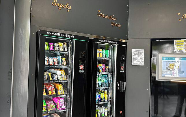 Blick in die Risto-Box. Der Nudelautomat wird flankiert von Getränke- und Snackautomaten, auf der anderen Seite der Verkaufsfläche gibt ...