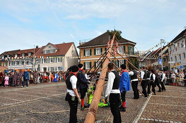 Bild 30: Beste Einblicke zum Narrenbaumsetzen in Markdorf – so feiert die Stadt!