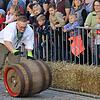 Wenn die schweren Bierfässer über die Zähringerstraße gerollt werden, motivieren die Anfeuerungsrufe der vielen Zuschauer die Teilnehmer.