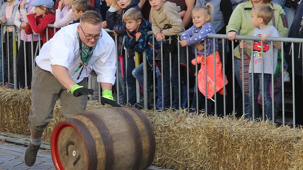 Wenn die schweren Bierfässer über die Zähringerstraße gerollt werden, motivieren die Anfeuerungsrufe der vielen Zuschauer die Teilnehmer.