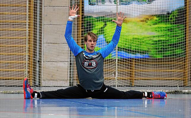 Da war noch alles gut: Moritz Ebert beim Aufwärmen vor dem Spiel gegen Hamburg.