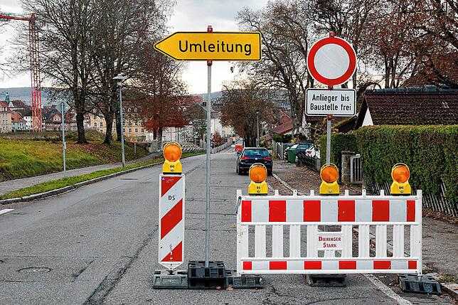 Bis hierher kommen Autofahrer auf der Villinger Straße von Grüningen kommend. Die Umleitung stadteinwärts erfolgt über die ...