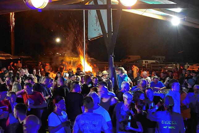 Das Wetter hielt: Am Samstagabend nieselte es leicht und die Besucher begaben sich von der Festwiese unter die Schirme und im Zelt wurde ...