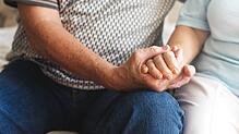 Eine 81-jährige Schlagerlegende ist nach mehr als 40 Jahren wieder mit seiner Jugendliebe zusammen.
