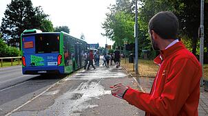 Sven Hübschen vom Auto Club Europa (ACE) beobachtet den morgendlichen Bringverkehr vor der Ludwig-Dürr-Schule in Friedrichshafen. Das ...