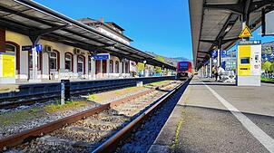 Ein Regionalzug steht im April 2025 im Bahnhof in Waldshut.
