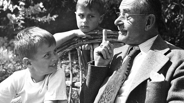 Thomas Mann mit den Enkeln Frido und Toni um 1947. Bild: Deutsches Literaturarchiv Marbach