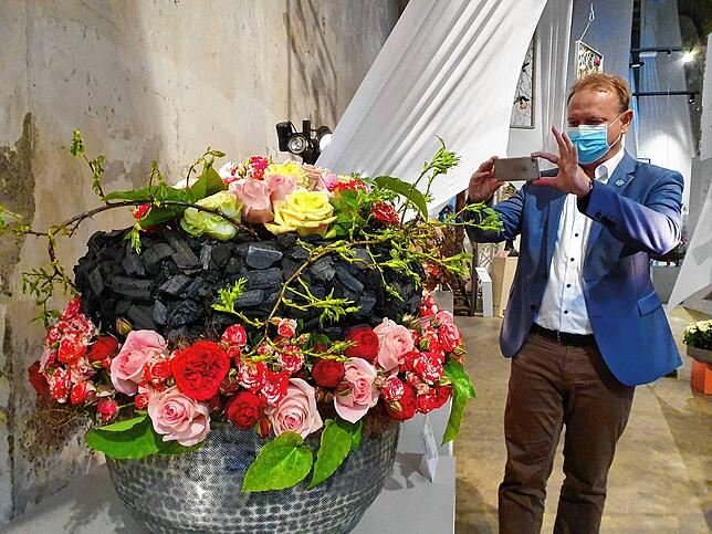 OB Jan Zeitler bei einem Besuch der Blumenhalle der Landesgartenschau.