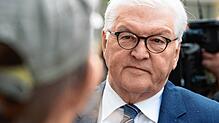 Bundespräsident Frank-Walter Steinmeier spricht in Mainz bei einem Besuch mit einem Bürger. An diesem Dienstag beginnt der ...