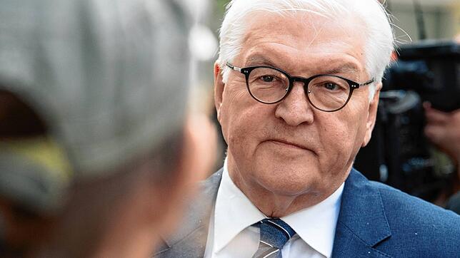 Bundespräsident Frank-Walter Steinmeier spricht in Mainz bei einem Besuch mit einem Bürger. An diesem Dienstag beginnt der ...
