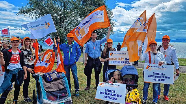 Junge Ärztinnen und Ärzte aus Friedrichshafen sind im Marburger Bund organisiert. Ihre Forderung: Die Ökonomisierung des ...