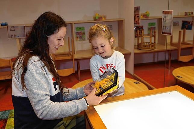 „Oh, da sehe ich ja meine Hand“, freut sich Antonia, während sie mit Erzieherin Sophie Sigmann im Kinderhaus am Salzberg ...