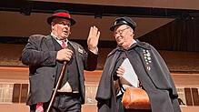 Die Figuren des Wälders Mehlmarti (Michael Jehle, links) und des Zeitungsredakteurs Entenkarle (Stefan Harsch) gehören zu einer der ...