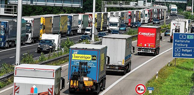 Im Jahr 2024 haben über eine Million Lastwagen den Grenzübergang Weil am Rhein-Autobahn passiert. (Archivbild)