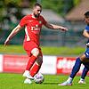 Vielseitig: Abwehrspieler Valmir Gashi (links, gegen Paul Rohdenburg) wagte sich beim 1:1 des FC Tiengen 08 beim FC Waldkirch in die ...