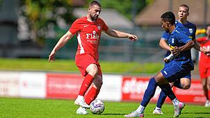 Vielseitig: Abwehrspieler Valmir Gashi (links, gegen Paul Rohdenburg) wagte sich beim 1:1 des FC Tiengen 08 beim FC Waldkirch in die ...