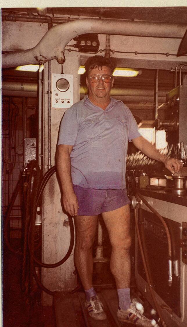 1980: Hermann Lang an der Abfüllanlage.