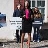 Die Tierschützer Anja Glivar (Mitte) und Robert Rauschmeier (rechts) hatten in Laufenburg im März vor dem Bezirksgericht gestanden und ...