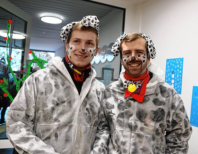 Mal sehen wie, man sich so als zweibeinigen Dalamtiner fühlt: So dachten sich die beiden Freunde Felix Buchmeier und Janik Sibold am ...