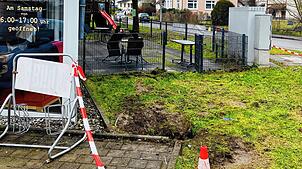Neben dieser Bäckerei in Gailingen steht normalerweise ein Geldautomat, den haben unbekannte Diebe aber mit einem Radlader gestohlen.