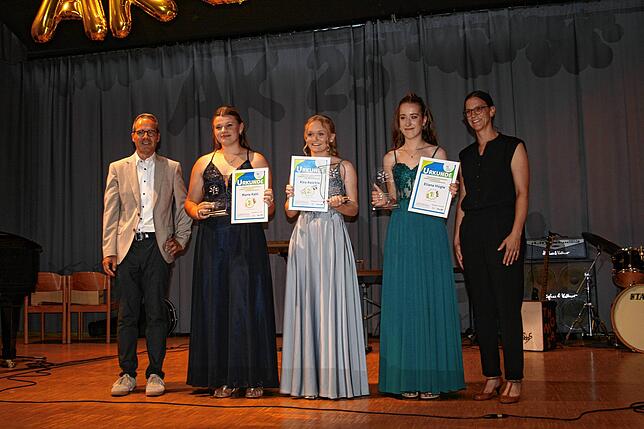 Schulleiter Holger Voggel (links) und Vorsitzende des Fördervereins Stefanie Specker (rechts), verleihen Marie Kahl, Kira Reichle und ...