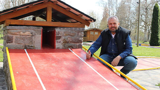 Schon bald geht es mit der Sanierung der Minigolfanlage los. Eine Bahn wurde bereits vor dem Winter gerichtet. Güney Birdüzer, Pächter ...