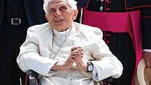 Der emeritierte Papst Benedikt XVI. im Jahr 2020 am Flughafen München.