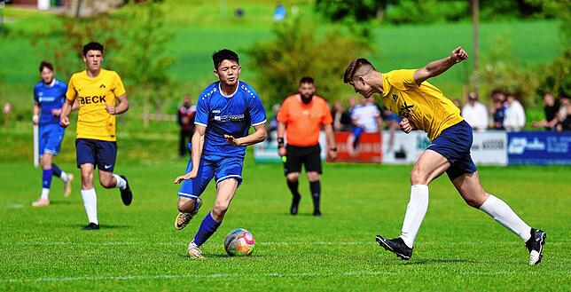 Bild 4: 6:0-Sieg im Spitzenspiel! A-Jugend der SG Dettingen-Dingelsdorf erobert Bezirksliga-Spitzenposition